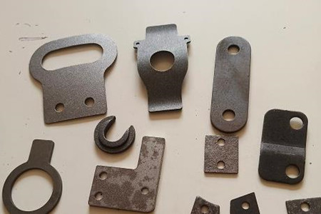 精密沖壓件產生時出現(xiàn)翻料、扭曲的原因及解決方法