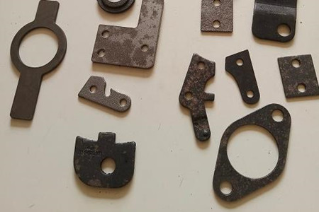 精密沖壓件產生時出現(xiàn)翻料、扭曲的原因及解決方法